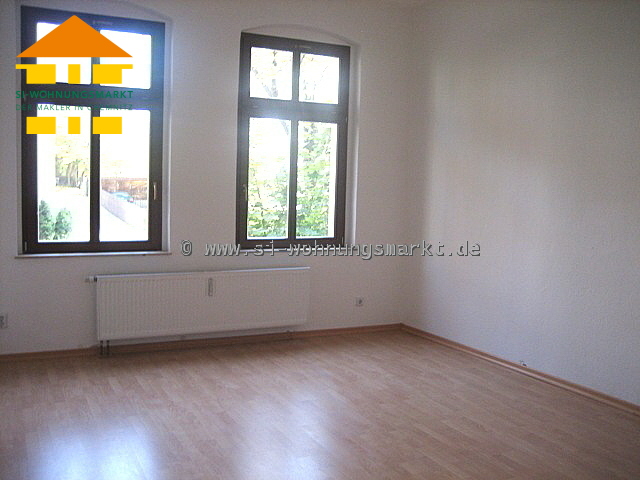 geräumiges Wohnzimmer