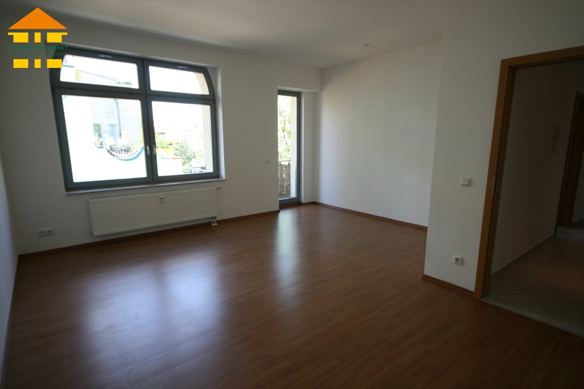 Wohnzimmer mit Balkonzugang