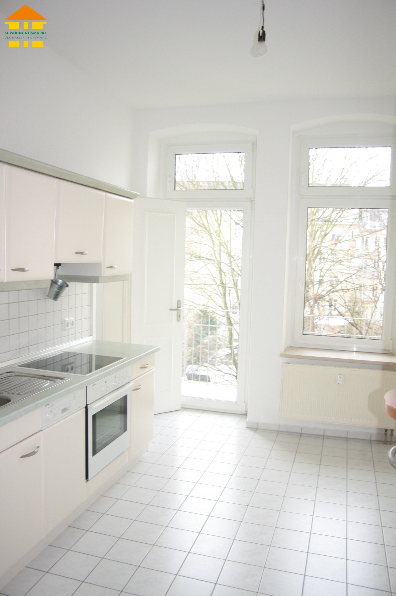 Küche mit Zugang zum Balkon
